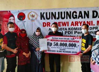 Dewi Aryani Serahkan Bantuan untuk Disabilitas di Kabupaten Tegal