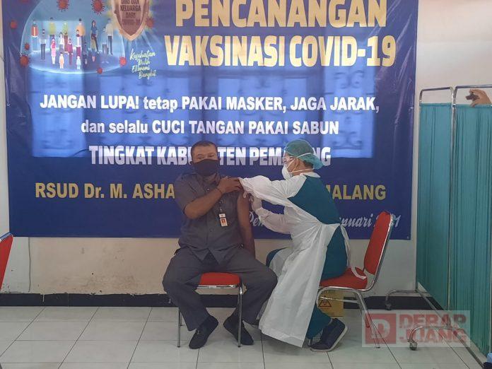 Drs. H. Martono Mendapat Vaksinasi Pertama di Kabupaten Pemalang