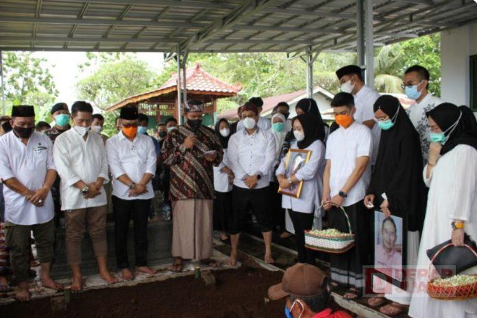 Eyang Kakung Bupati Purbalingga Dikebumikan di Makam Giri Cendana