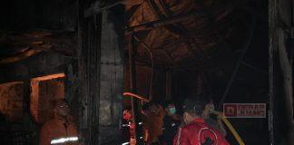 Gedung UPT Logam Purbalingga Terbakar, Tiwi Bersama Bambang Irawan Ikut Bergotongroyong Padamkan Api