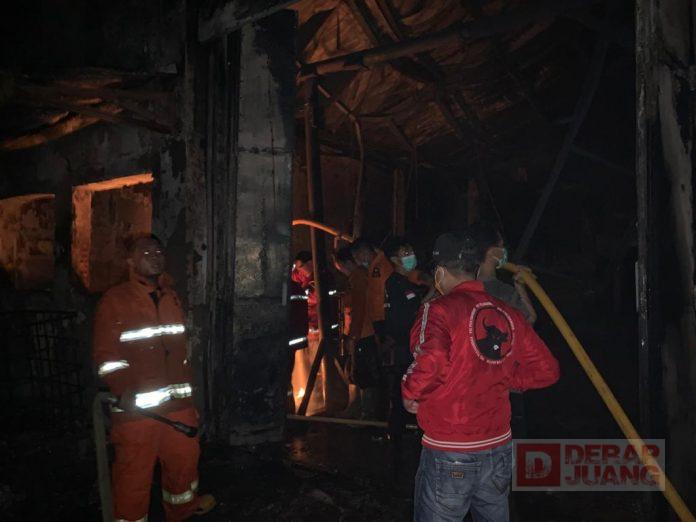 Gedung UPT Logam Purbalingga Terbakar, Tiwi Bersama Bambang Irawan Ikut Bergotongroyong Padamkan Api