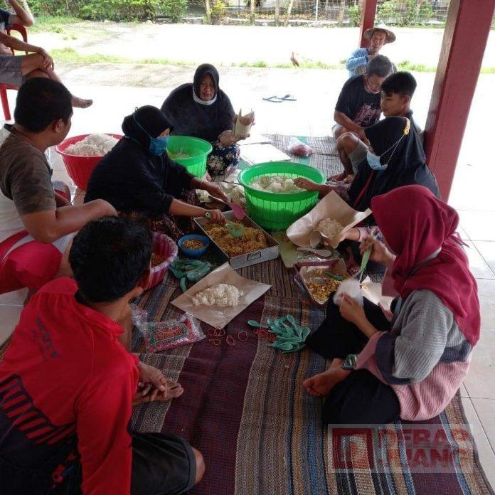 Guna Ringankan Beban Korban Banjir, Sri Sumarni Dirikan Dapur Umum