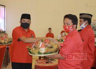 HUT PDI Perjuangan ke-48, Banteng Brebes Bagikan Tumpeng Kepada Masyarakat