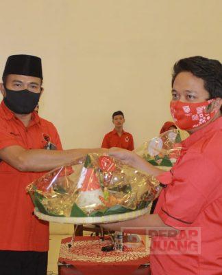 HUT PDI Perjuangan ke-48, Banteng Brebes Bagikan Tumpeng Kepada Masyarakat