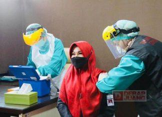 Hj. Sri Mulyani Laksanakan Program Vaksinasi Covid-19 Perdana