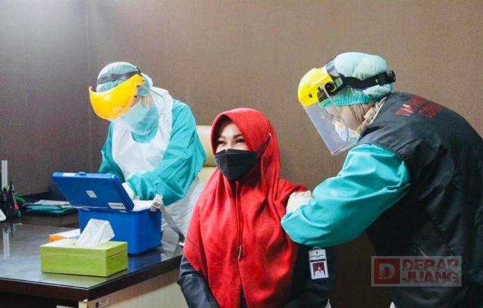 Hj. Sri Mulyani Laksanakan Program Vaksinasi Covid-19 Perdana