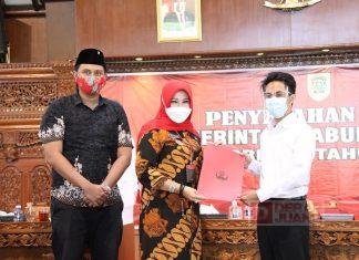 Hj. Sri Mulyani Serahkan SK CPNS Kabupaten Klaten Secara Simbolis