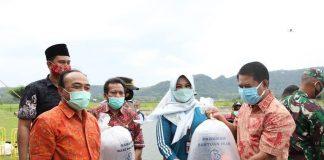 Hj. Sri Mulyani Tebar Benih Ikan di Embung Karangasem