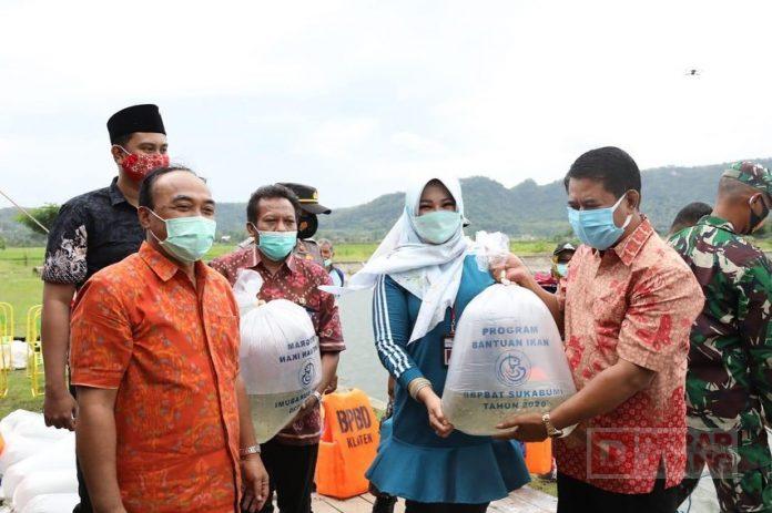 Hj. Sri Mulyani Tebar Benih Ikan di Embung Karangasem