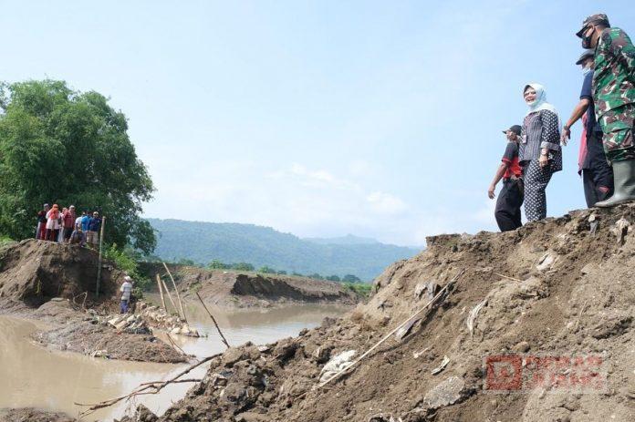 Hj. Sri Mulyani Tinjau Lokasi Tanggul Jebol di Kecamatan Cawas