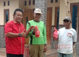 Kerabat Sutari Grup Bagikan Nasi Ponggol di Kelurahan Margadana