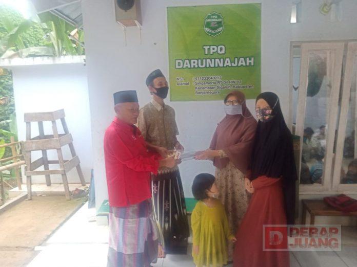 PAC PDI Perjuangan Sigaluh Berikan Bantuan Face Shield Kepada TPQ di Kecamatan Sigaluh