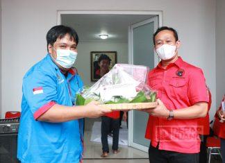 Meriahkan HUT Partai, Banteng Kota Semarang Bagikan 48 Tumpeng