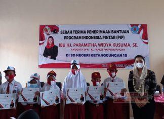 Paramitha Serahkan PIP untuk 2 SD Negeri di Brebes