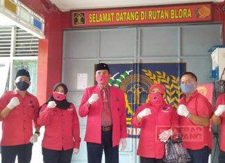 Peringatan HUT, DPC PDI Perjuangan Blora Berikan Tumpeng ke Rutan