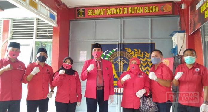 Peringatan HUT, DPC PDI Perjuangan Blora Berikan Tumpeng ke Rutan