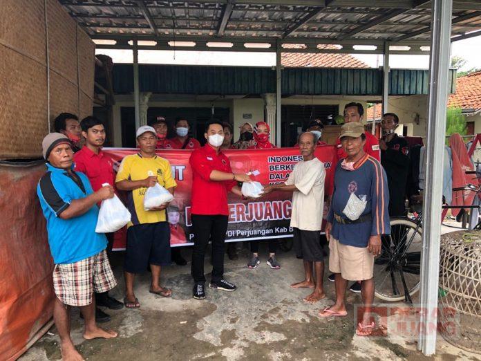 Peringati HUT Partai, PAC PDI Perjuangan Brebes Bagikan Beras