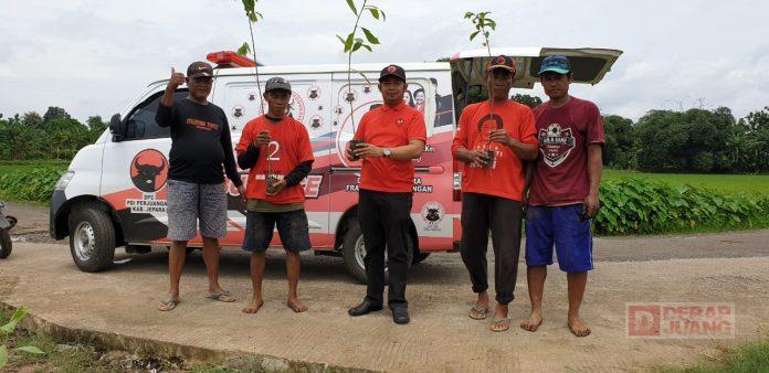 Sambut HUT Partai, PAC Pecangaan Tanam Pohon di Sejumlah Desa