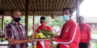 PDI Perjuangan Kabupaten Magelang Bagikan Tumpeng ke TNI Polri