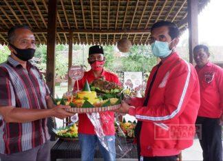 PDI Perjuangan Kabupaten Magelang Bagikan Tumpeng ke TNI Polri