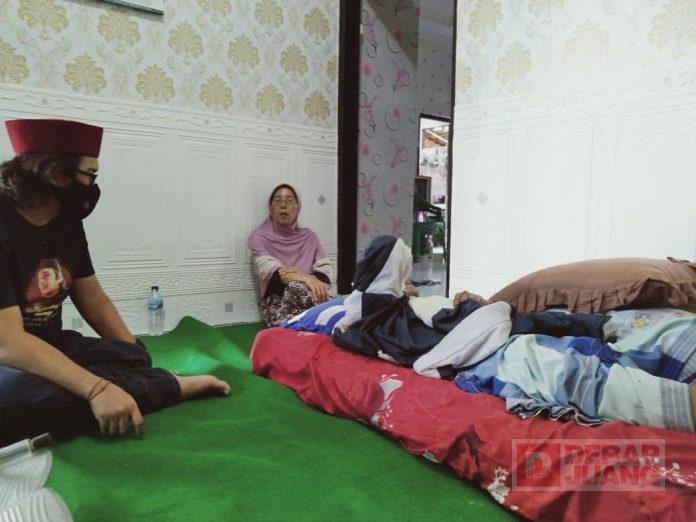 Sekretaris DPC PDI Perjuangan Kudus Beri Bantuan Kursi Roda