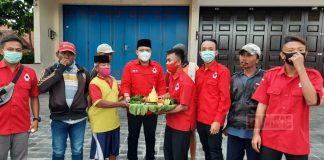 Semarakkan HUT PDI Perjuangan Ke-48, Komunitas Juang Kabupaten Tegal Bagikan Tumpeng Kepada Masyarakat
