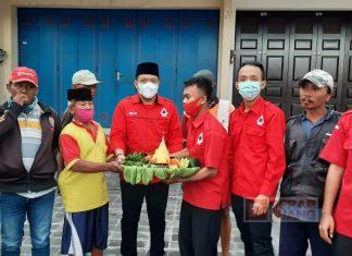 Semarakkan HUT PDI Perjuangan Ke-48, Komunitas Juang Kabupaten Tegal Bagikan Tumpeng Kepada Masyarakat