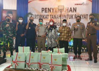 Sri Sumarni Terima Penyerahan Sertifikat Massal dari Presiden