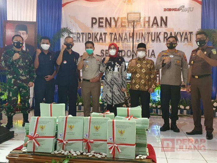 Sri Sumarni Terima Penyerahan Sertifikat Massal dari Presiden