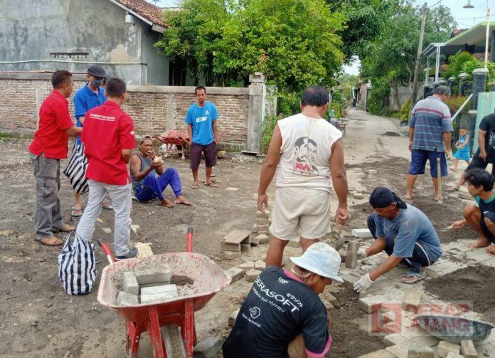 Tidak Sebatas Mengikuti HUT Partai, Agus Siswanto Juga Bagikan Nasi Bungkus