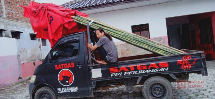 Turut Semarakkan HUT PDI Perjuangan Ke-48, Komunitas Juang Kabupaten Tegal Pasang Bendera Partai