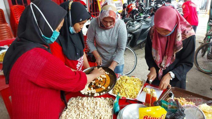 Wujud Kepedulian Terhadap Musibah Banjir, DPC PDI Perjuangan Kota Pekalongan Dirikan Dapur Umum