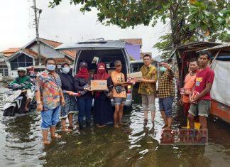 Anggota Fraksi PDI Perjuangan DPRD Kabupaten Pekalongan Berbagi Kepada Korban Banjir Rob