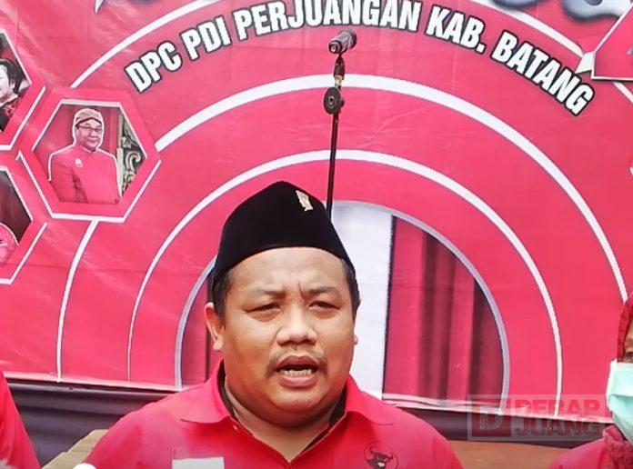 Bagikan Seragam Partai, Ridwa Menambah Kebanggaan dan Kecintaan Kader Batang