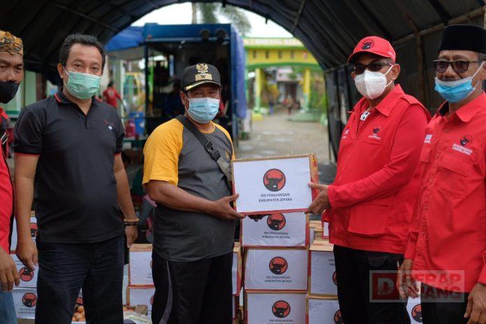 DPC PDI Perjuangan Jepara Bantu Warga Korban Banjir