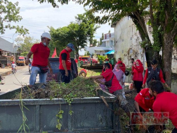 DPC PDI Perjuangan Kudus Laksanakan Gerakan Bersih Sungai dan Tanam Pohon