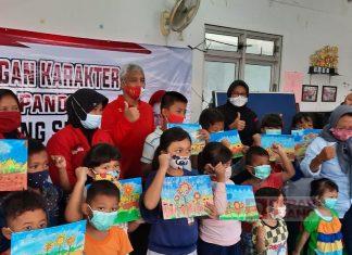 Kuatkan Mental, Detty Berikan Trauma Healing Kepada Anak Korban Banjir