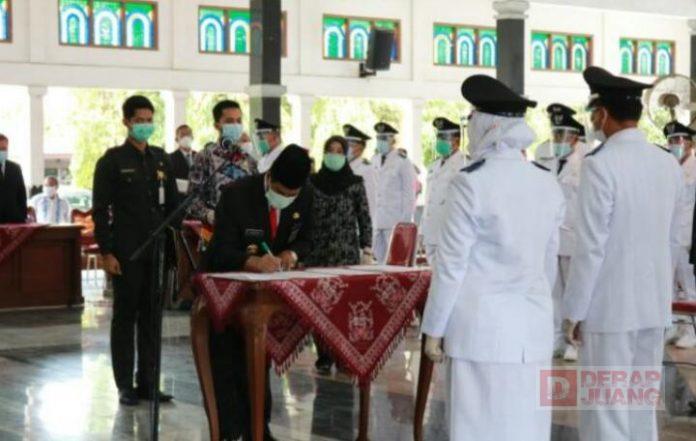 H. Junaedi Lantik 29 Kepala Desa Terpilih 2020