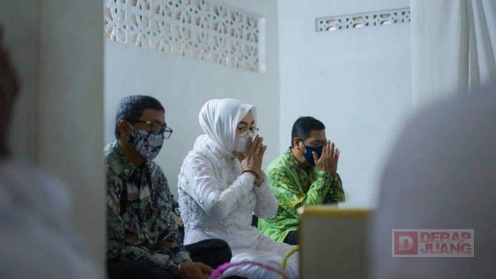 Hari Jadi Grobogan Ke-295, Sri Sumarni dan Agus Siswanto Kunjungi Makam Leluhur