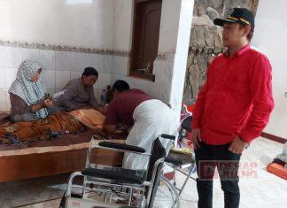 Hengki Beri Bantuan Kursi Roda kepada Masyarakat