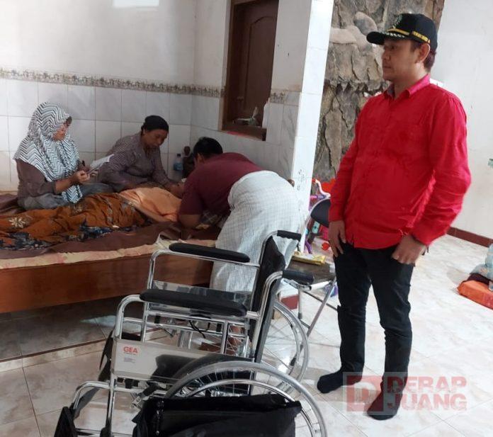 Hengki Beri Bantuan Kursi Roda kepada Masyarakat