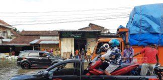 Inisiatif DPC PDI Perjuangan Kudus Bantu Warga Lalui Banjir