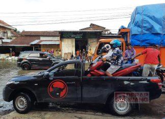 Inisiatif DPC PDI Perjuangan Kudus Bantu Warga Lalui Banjir