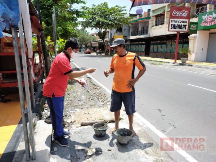 Kader Komunitas Juang Kabupaten Klaten Bagikan Masker Kepada Masyarakat