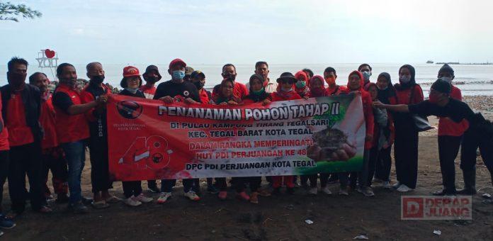 Laksanakan Komitmen Partai, Komunitas Juang Kota Tegal Ikuti Kegiatan Tanam Pohon di Kampung Tirang