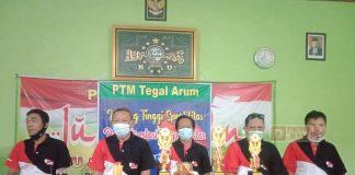 Manfaatkan Libur Akhir Pekan, Nursidik Serahkan Piala Pemenang Lomba Tenis Meja