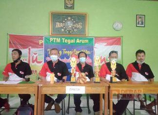 Manfaatkan Libur Akhir Pekan, Nursidik Serahkan Piala Pemenang Lomba Tenis Meja