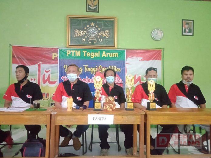 Manfaatkan Libur Akhir Pekan, Nursidik Serahkan Piala Pemenang Lomba Tenis Meja