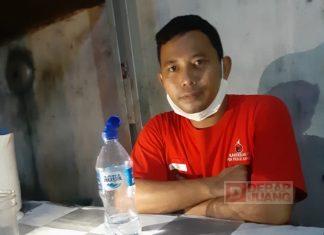 Manfaatkan Waktu Libur, Erwin Laksanakan Kerja Bakti di Halaman Kantor DPC PDI Perjuangan Kabupaten Tegal