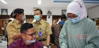 Mas Uki Jadi Orang Pertama Penerima Vaksin Covid-19 Tahap II di Kabupaten Brebes